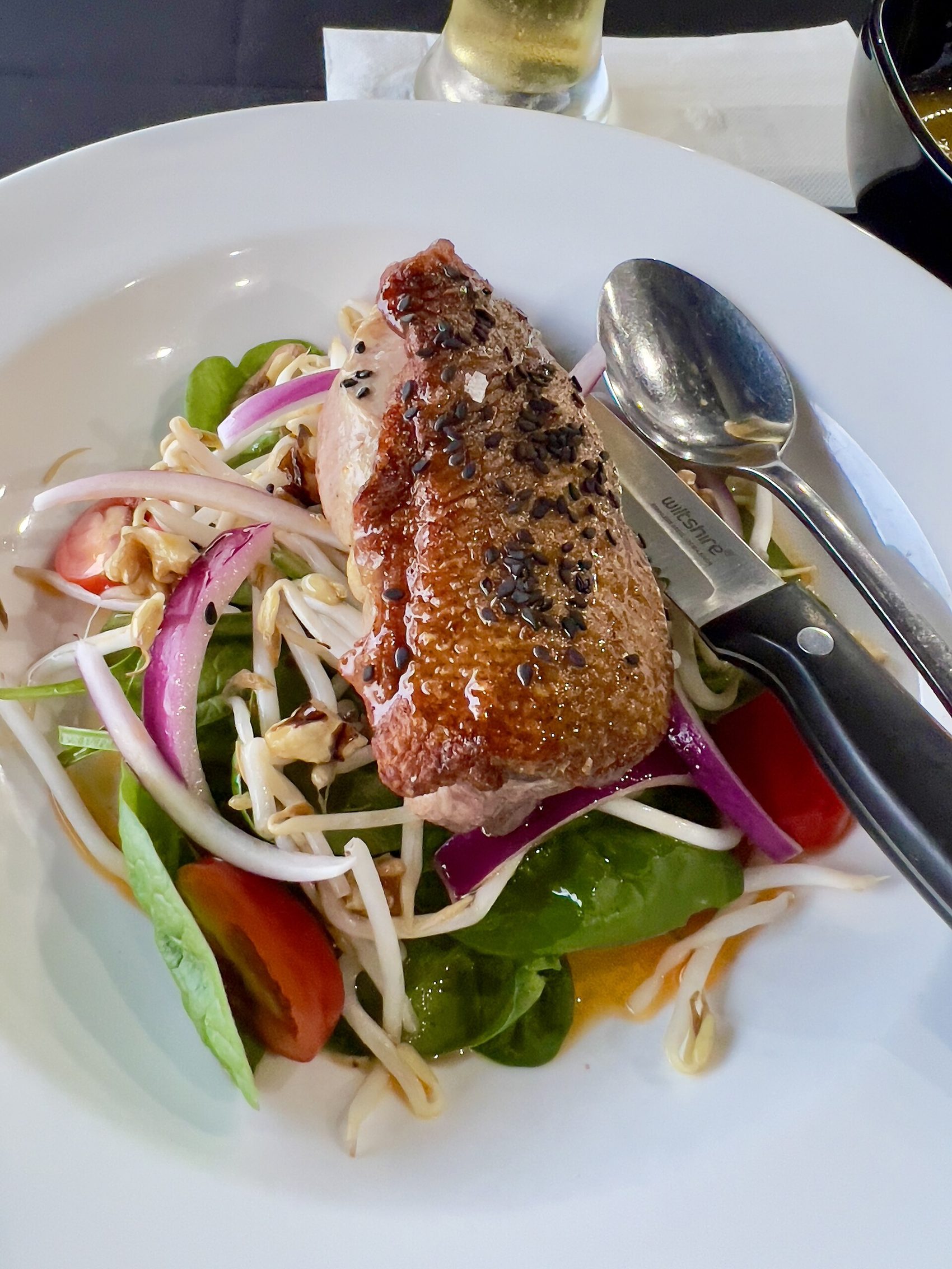 Muslo de pato confitado con salsa de naranja