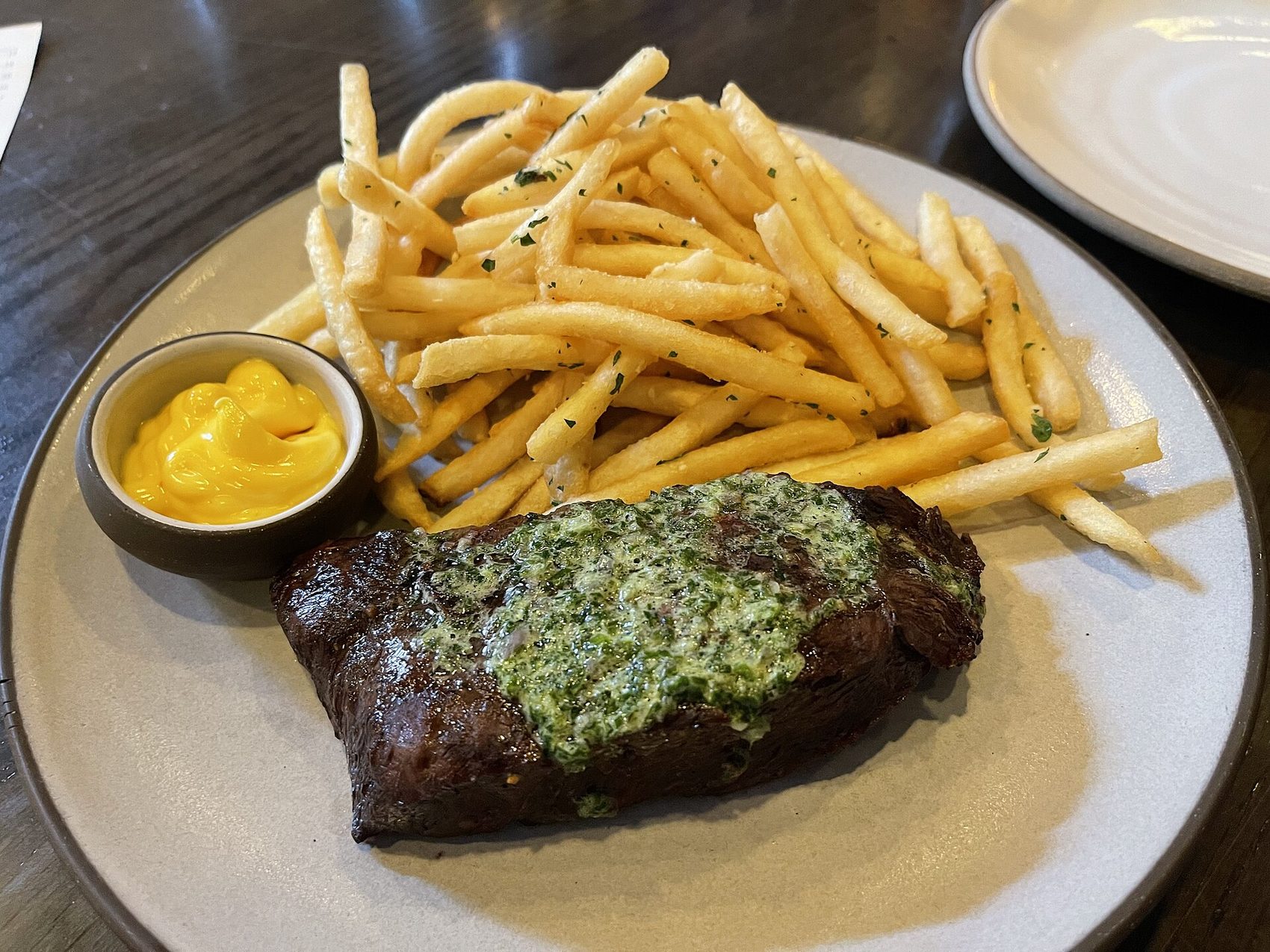 Solomillo de ternera con patatas, plato estrella de Vajra Bistro